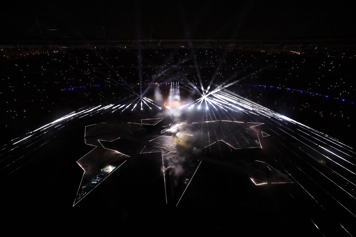 Paris2024's tweet photo. The symbols of the Games.
Records, Thomas Jolly's new show.
#Paris2024 https://t.co/CRmoFXwsdm