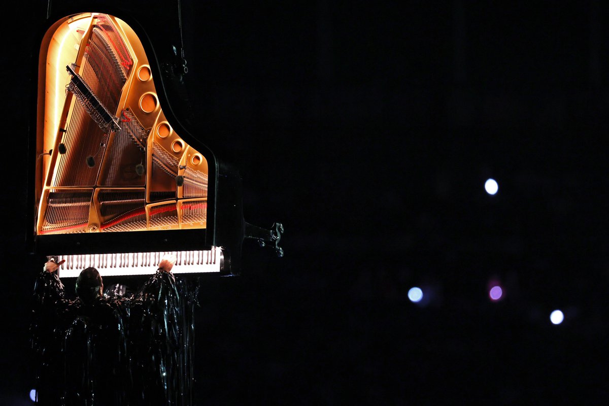 Yes, that is a piano suspended in mid-air! 🎹

“The Hymn to Apollo”, like you’ve never seen or heard it before.

#Paris2024 #ClosingCeremony