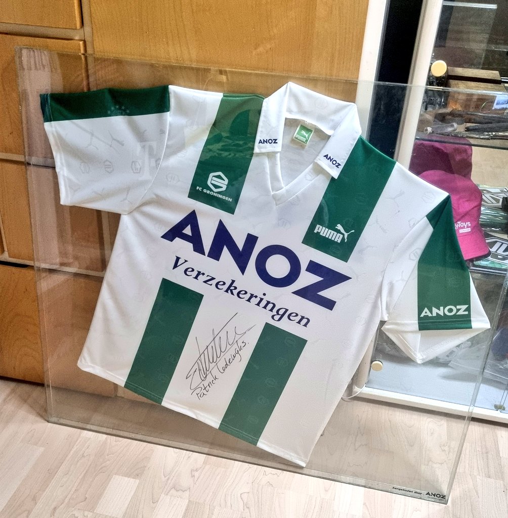 rckjnkr's tweet photo. NIEUW INGELIJST SHIRT!
-@fcgroningen Thuisshirt
-Seizoen 1997-1998
-GESIGNEERD Door Patrick Lodewijks

Moet eerst even ruimte maken in mijn kamer om deze binnenkort op te hangen😄

@FCGStore 
#fcgroningen #fcg #Voetbalshirt
#voetbalshirtverzameling https://t.co/HBDJH3N1E9