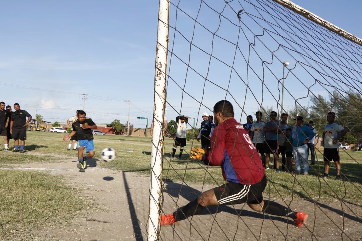 SUTSHA's tweet photo. Fomentando la convivencia y la unidad a través del deporte, el SUTSHA, organizó un emocionante partido de fútbol amistoso, entre 2 selecciones del dep. de limpieza pública. En este evento se dieron cita Azael Portillo, secretario general, así como integrantes del comité ejecutivo https://t.co/XRagwfCMiu