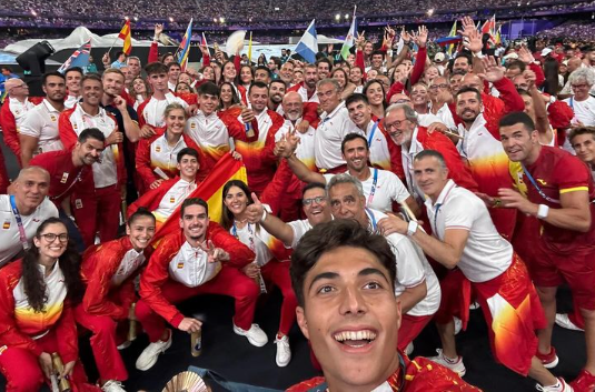 rafaglaf99's tweet photo. EL SELFIE de la delegación de España en los Juegos Olímpicos París 2024 #AuRevoirParísRTVE #CeremoniaDeClausura #ClosingCeremony #CeremonieDeCloture #París2024 https://t.co/0xwm4TS0g6