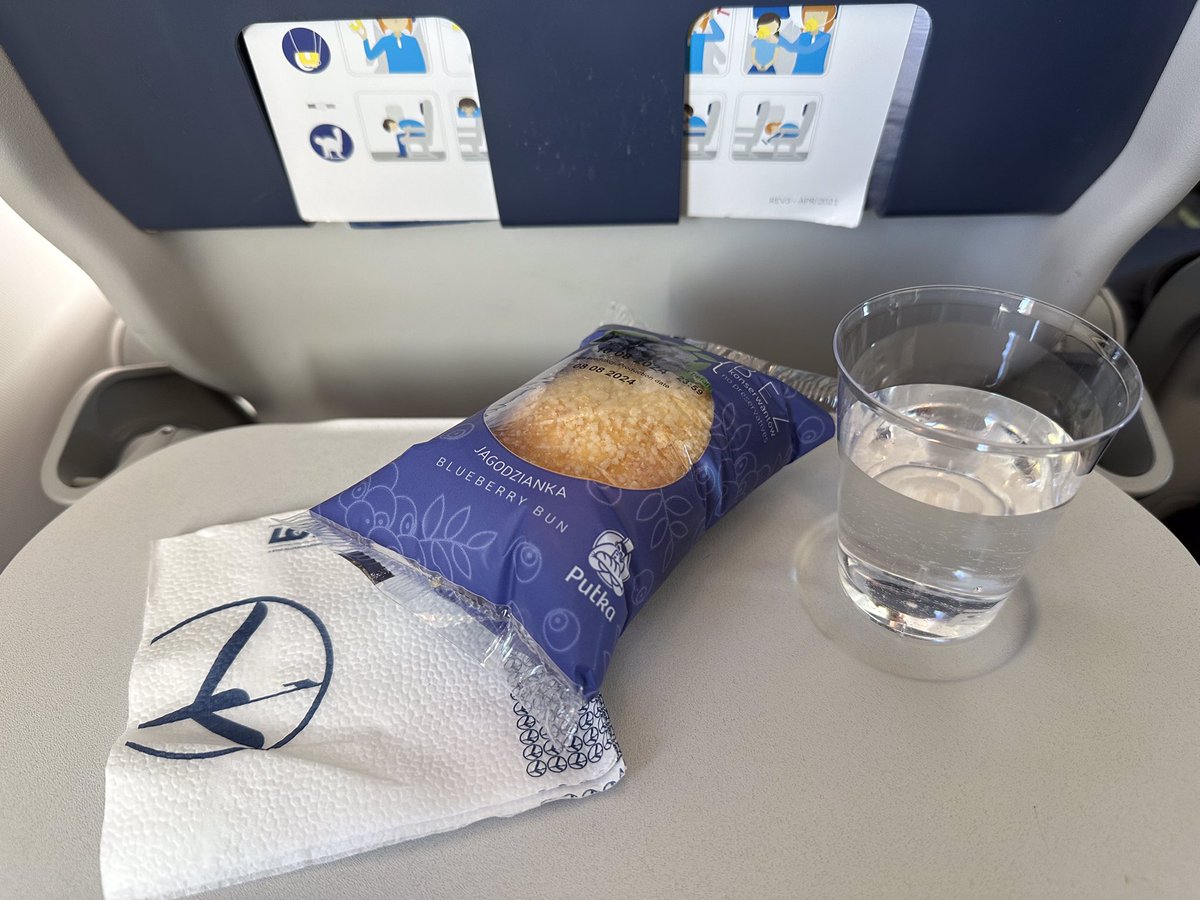 TodaysFlight's tweet photo. Anyone longing for a blueberry bun?
#LO392 #LO535 #LO538 #LO391 #planefood #LOT https://t.co/uDPtnXXuY1