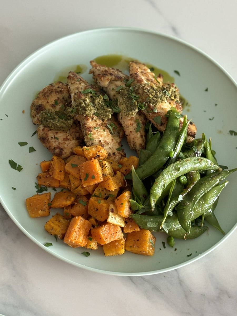TreeLanka2's tweet photo. Get you a man that’s gonna make staying in for dinner worth it #ChefTings #CulinaryLife don’t think you’re not worth it 👨🏽🍳 https://t.co/3R2DWhS7eq
