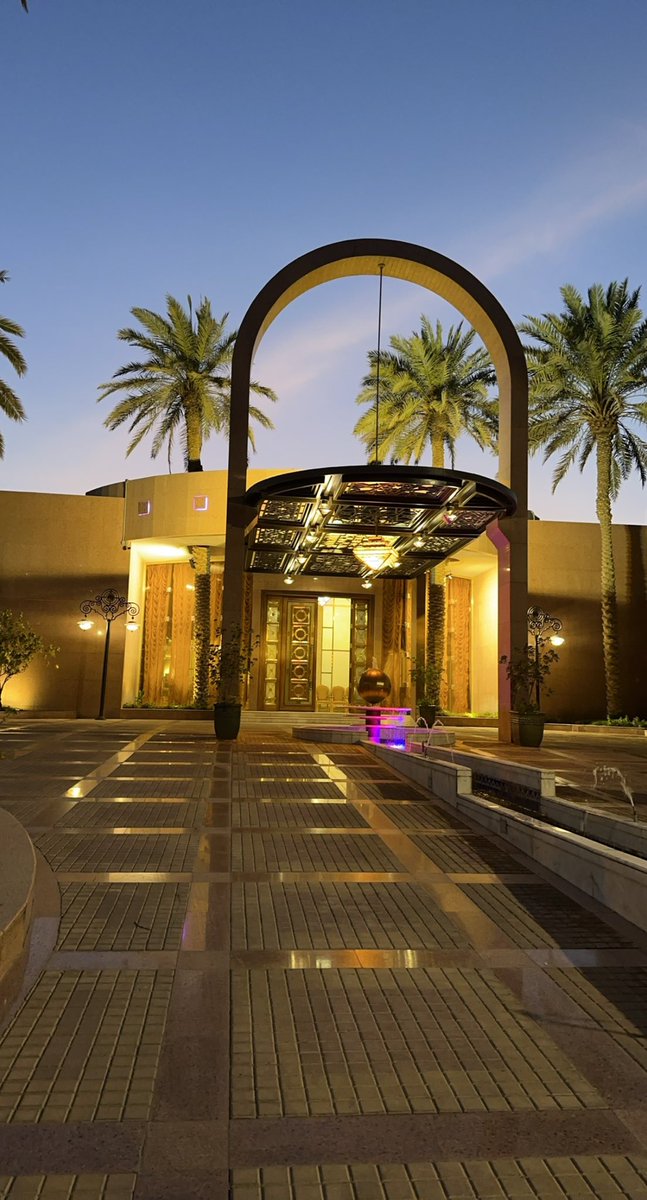 لا تخاف القلب ما يرتد عن سلمه ودينه
لو تقفي عن نظر عيني بشوفك في خيالي

انت عندي مثل عاقاً ما يبر ب والدينه
لو يوريهم نجوم القايله ،، بـ يظل غالي ♥️