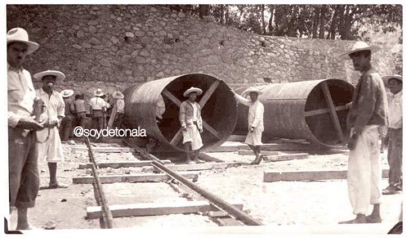 MannPrieto's tweet photo. #DiariodeMann✍🏽 La historia gráfica de un pueblo. 

11 de agosto de 1942. Trabajadores de la Planta Hidroeléctrica de #PuenteGrande junto a los ductos que serán instalados en la Casa de Máquinas. 

 #soydetonala®🌞 #elsenderodelnahual🐺 https://t.co/R7zmOomJzs
