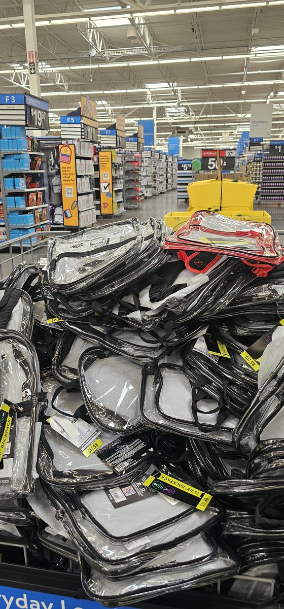 MarlenGlz53's tweet image. 2nd weekend in a row in serving our students to be ready for the new school year.  Services for our migratory families never stop!  #migranted @R13Multilingual  @Marquita_Orta