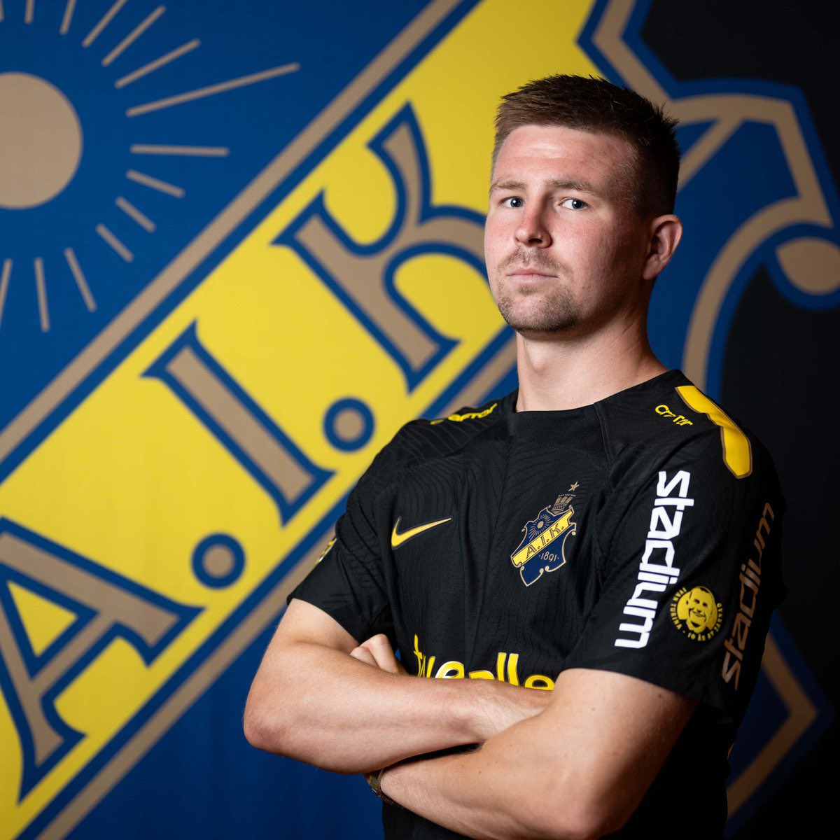 forviharCHJagne's tweet image. Långt i från fläckfri eller någon wow-faktor. Men som Mads tagit till sig tröjan. Sliter som ett djur och bidrar alltid med en lägstanivå. En spelstil som smittar av sig till oss på läktaren. Mads - en av oss!