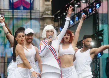 Faut bien avouer que c'était une dinguerie ces JO, mais avec une intro comme ça, on comprend pourquoi on était sceptiques ! (Tout ça pour nous faire râler) 
#Paris2024 #ceremonieJo2024 #ceremoniecloture