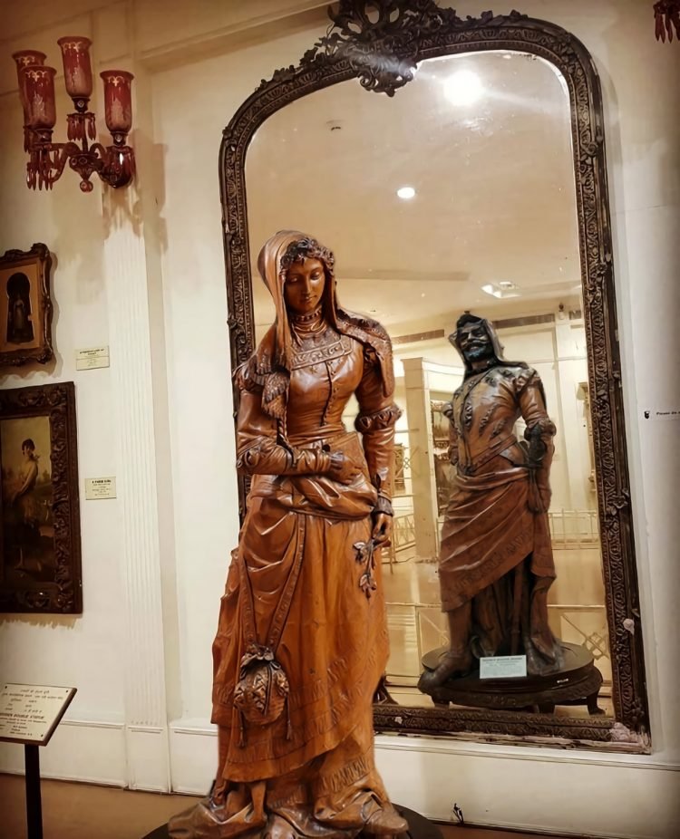 drsajgon's tweet photo. Świetne!
Rzeźba "Mefistofeles i Małgorzata" wykonana z jednego kawałka drzewa - jawora.
Stworzona w XIX w. we Francji przez nieznanego rzeźbiarza, obecnie w muzeum Salar Jung w Indiach. https://t.co/OnYknY3gJl