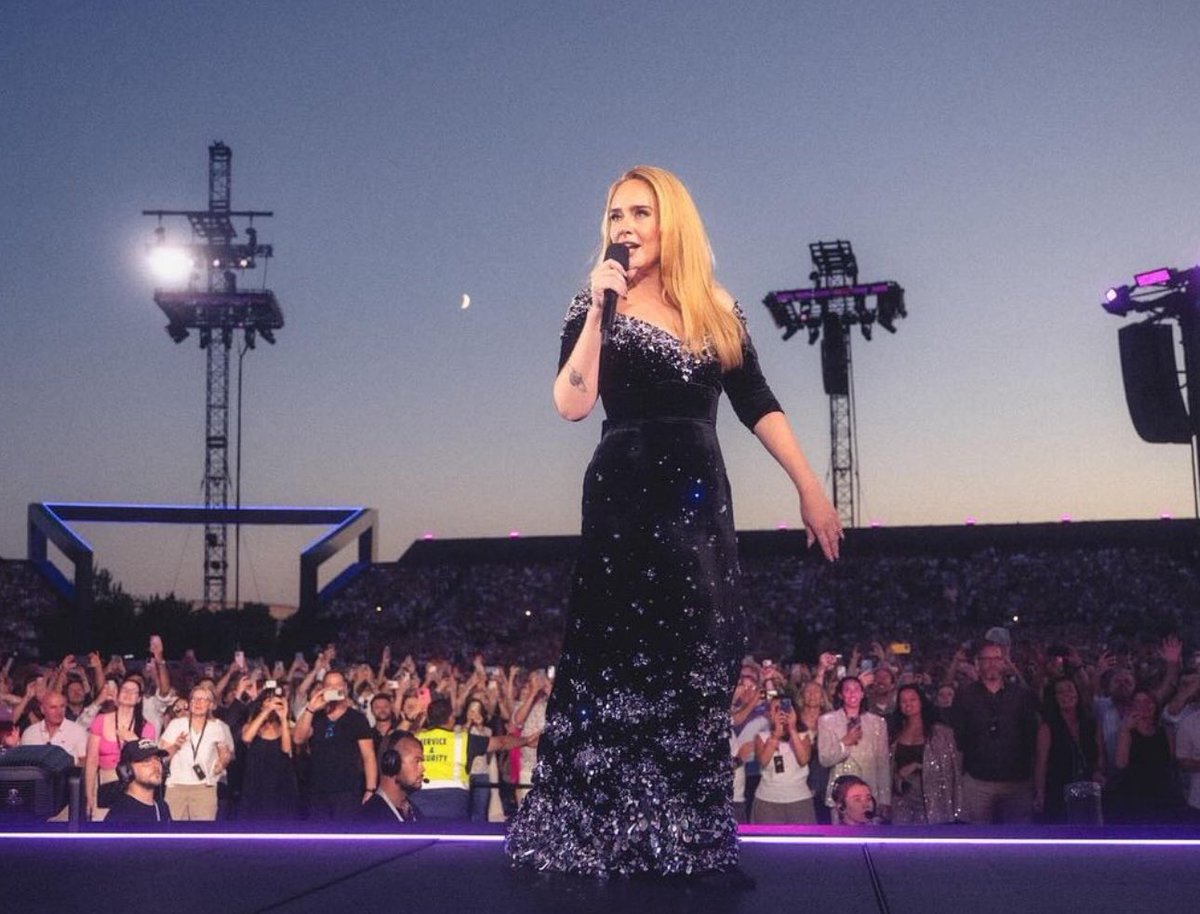 PopTingz's tweet photo. Adele looks gorgeous in new photos in Munich. https://t.co/pIZAT5E5AI