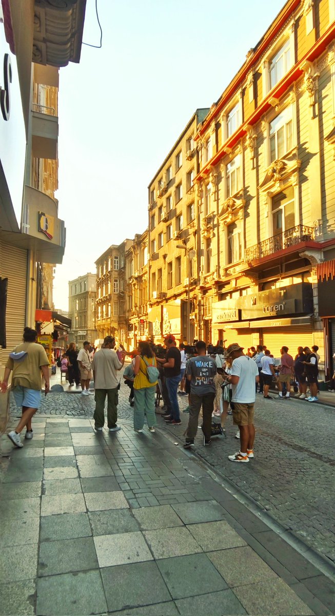 hozsyn's tweet photo. İstanbul'un bir ara sokağında kurulan film seti, bugünden.
#istanbul
#film
#filmseti https://t.co/CJYcM0dsFr