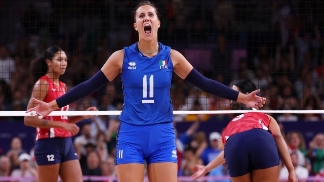 #Paris2024 #Volley

Ragazze #Azzurre da sogno!
L'Italia di #Velasco schianta gli Stati Uniti
Una strepitosa medaglia d'oro 🏅

Italia-Stati Uniti 3-0 (25-18, 25-20, 25-17)
Gara a senso unico
#Egonu spettacolare: 22 punti
Velasco è riuscito a far convivere Egonu e Antropova...