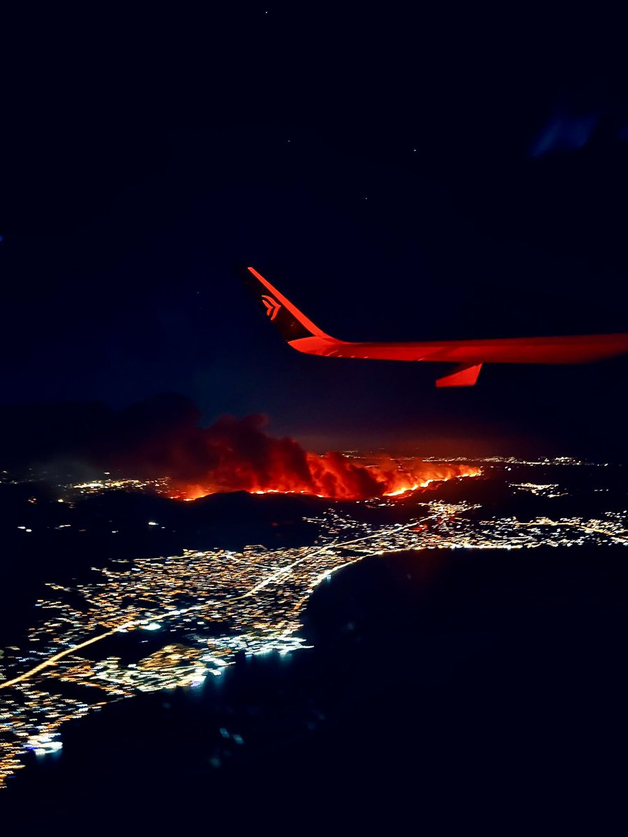 Greek Residents Evacuate as Wildfire Spreads Near Athens greekcitytimes.com/2024/08/12/gre…