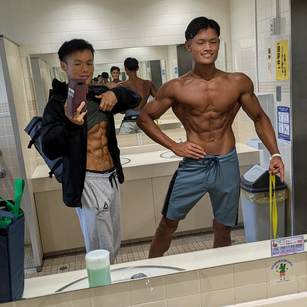 そういえば圧倒的バルクで県５位なのに簡易ドーピングの対象になりました(？)

隣は簡易ドーピング仲間の県２位の島さん。
もし来年もフィジークでるならこの逆三角ボディに勝たないといけない…
来年別カテゴリー出るのも検討するけど、県はフィジークに出てバルクと絞りでゴリ押し再挑戦するか…！？