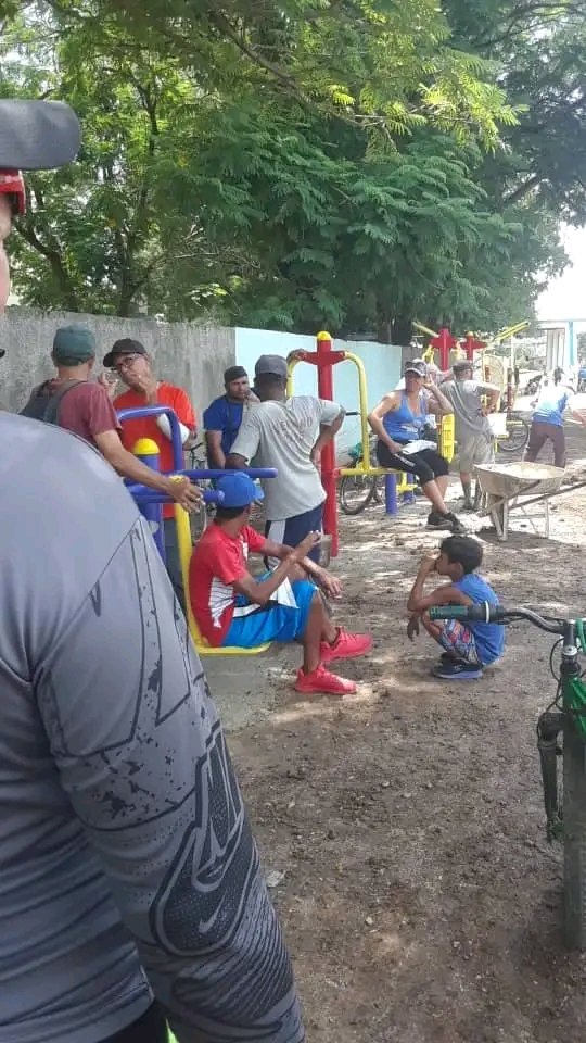 #ProvinciaGranma. El área de Los Elevados, en #Bayamo, recibe acciones de transformación. Como parte de ellas nace un gimnasio biosaludable. #PorGranmaLoMejor. <a href="/PartidoPCC/">Partido Comunista de Cuba</a> <a href="/AsambleaCuba/">Asamblea Nacional Cuba</a> <a href="/PresidenciaCuba/">Presidencia Cuba 🇨🇺</a> <a href="/GobiernoCuba/">Gobierno Cuba 🇨🇺</a> <a href="/GobiernoGranma/">GobiernoGranma</a> <a href="/YudelkisOrtizB/">Yudelkis Ortiz Barceló</a>