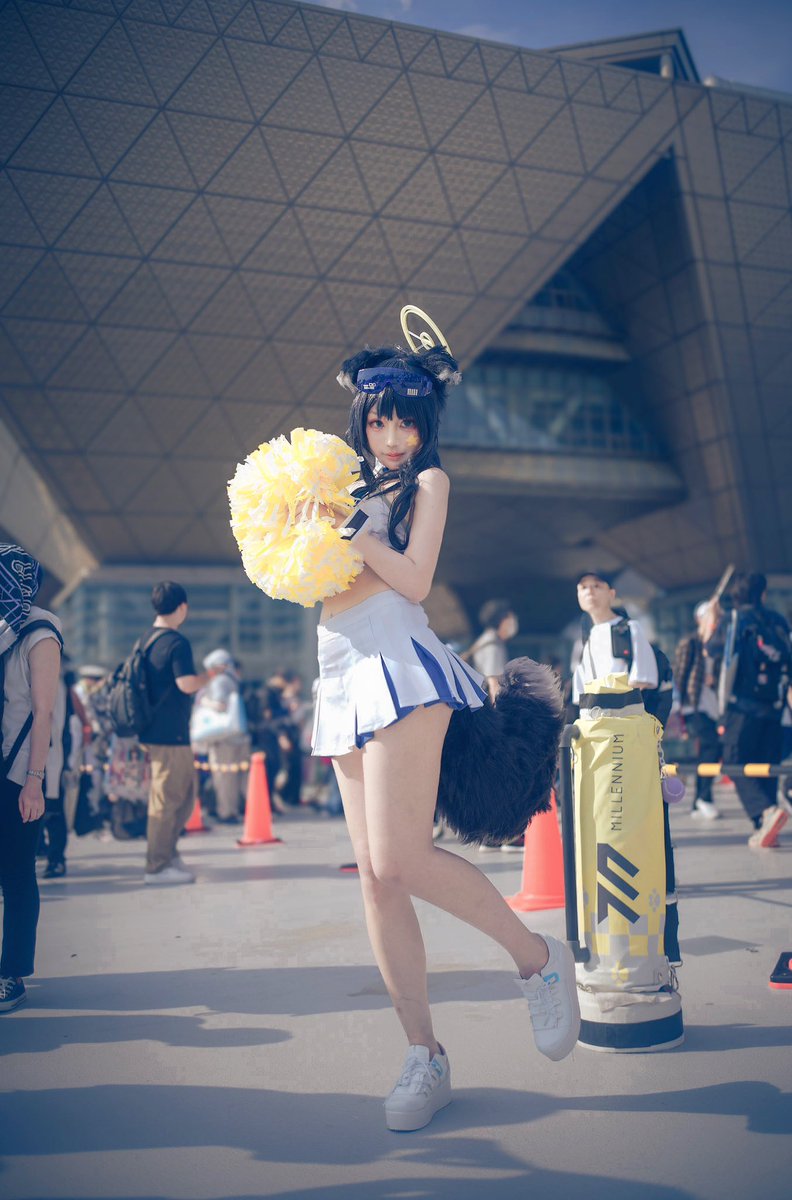 Imoe_shichee's tweet photo. C104一日目🔆

フレー、フレー…先生！行け行け、勝て勝て、先生…あと1日！

photo：@uhimaru999 

#C104_cos  #C104 #ブルアカ #c104コスプレ  #ヒビキ　#ブルーアーカイブ　#熱中症に気をつけてください https://t.co/RGnvdiDxpw