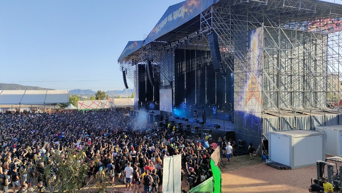 Ahora ya acabado otro Leyendas del Rock, queremos desde Atanathos dar las gracias a la organización que se porta con nosotros siempre de manera increíble, aunque seamos un medio pequeño nos hacen sentir como si fuésemos grandes. MUCHAS GRACIAS!! Y hasta el año que viene