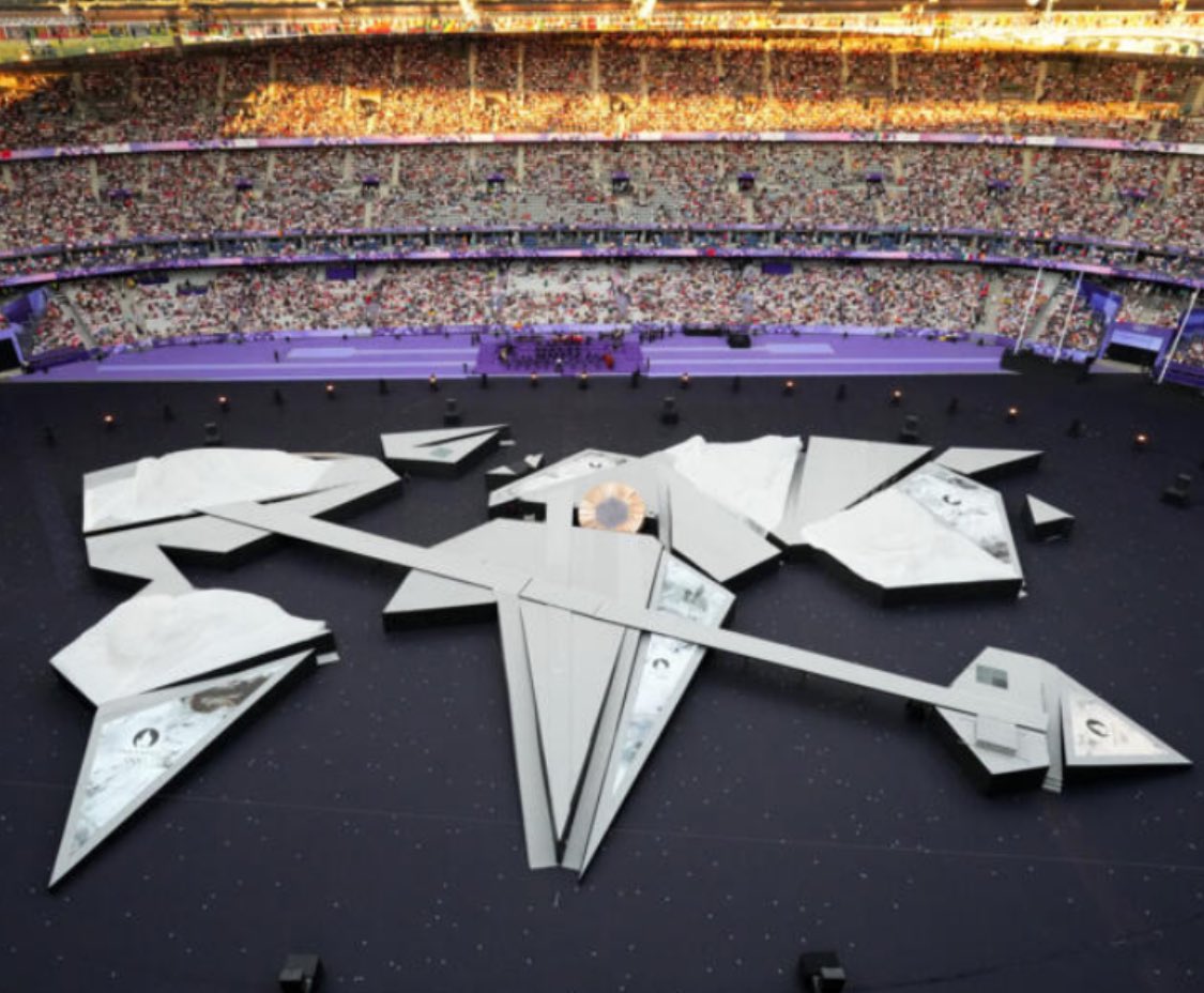 Todo lo que me encantó la apertura me decepcionó la clasura. En el medio, los juegos, brillantes aun bancando relatores mexicanos. Salud París!!!!