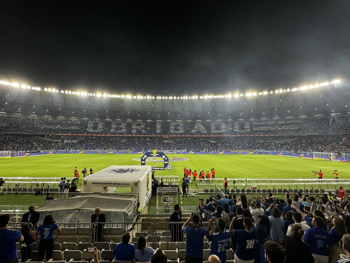luismirabela's tweet photo. @zeirofch @Cruzeiro Mosaico ficou perfeito o nome, tudo é o momento d foto, visto que aí já estava no final dele. Pode não concordar com agradecimento ao Pedrinho. Mas  a formação foi completa. https://t.co/EZJbwYEKkX