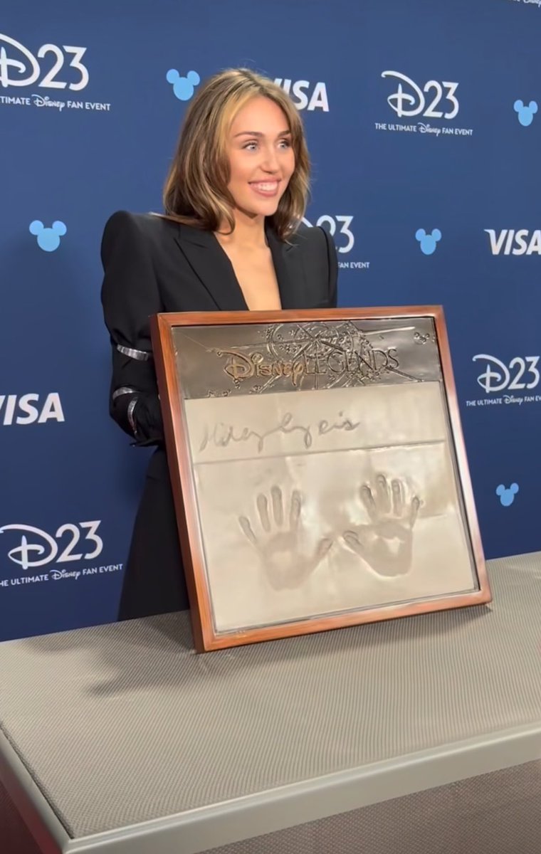 givemileylove's tweet photo. MILEY CYRUS IS OFFICIALLY A DISNEY LEGEND🥹🩷 https://t.co/6skkZ33Med