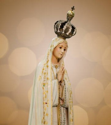 ✝️ Dios te salve, María, 
llena eres de gracia;
el Señor es contigo.
Bendita Tú eres 
entre todas las mujeres,
y bendito es el fruto de tu vientre, Jesús. 

Santa María, Madre de Dios,
ruega por nosotros, pecadores,
ahora y en la hora de nuestra muerte. Amén 🙏