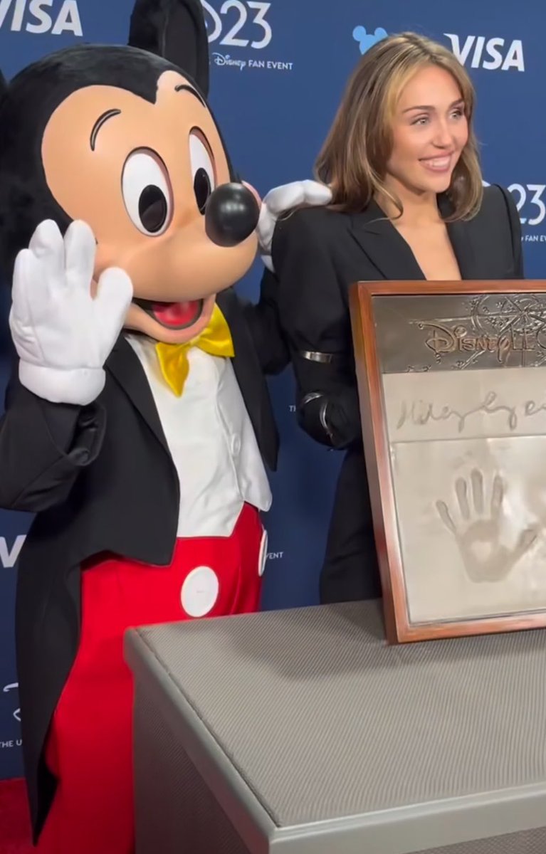 MILEY CYRUS IS OFFICIALY A DISNEY LEGEND