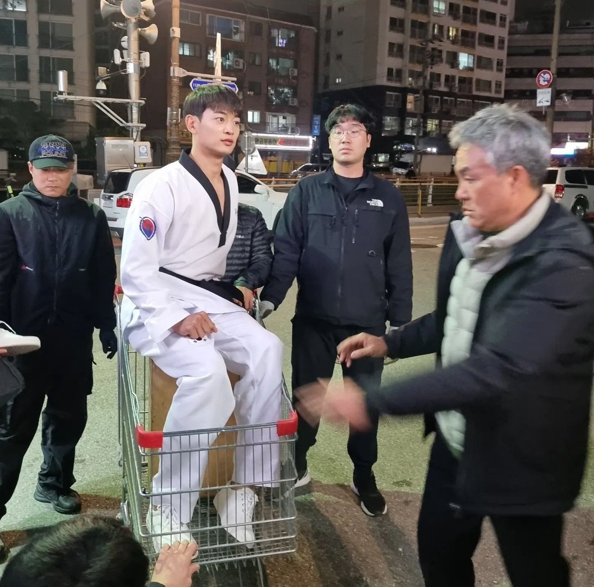 AFlamer5299's tweet photo. The most hilarious scene thus far! Totally, crazily unexpected! 😂

From Actress Kim Ji Soo's IG  update:
📸https://t.co/exs9JiR8cg

#MINHO
#최민호 
#민호
#샤이니민호
#ChoiMinho 
#NamTaePyong 
#FamilyXMelo 
#가족x멜로
#RomanceintheHouse https://t.co/rOujwfORN1