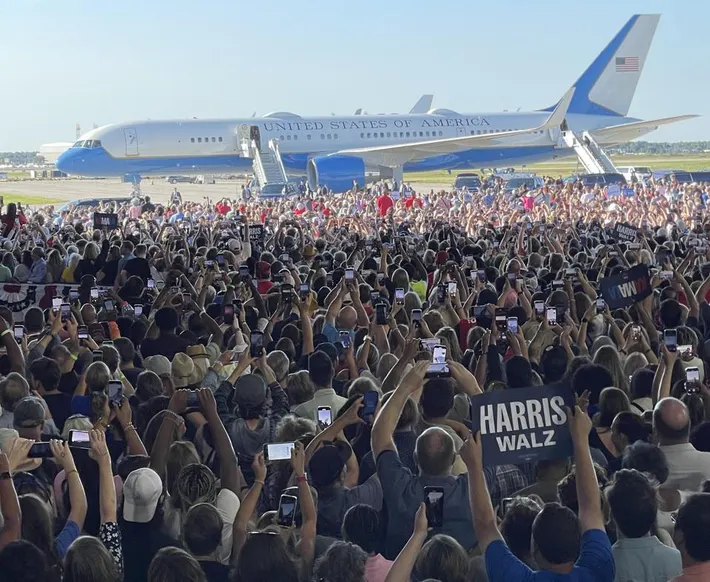 theaiblock's tweet photo. 🇺🇸 News: Trump Falsely Claims That the Crowds Seen at Harris Rallies Are Fake

He said, his Democratic rival should be “disqualified” over a “fake crowd picture.”