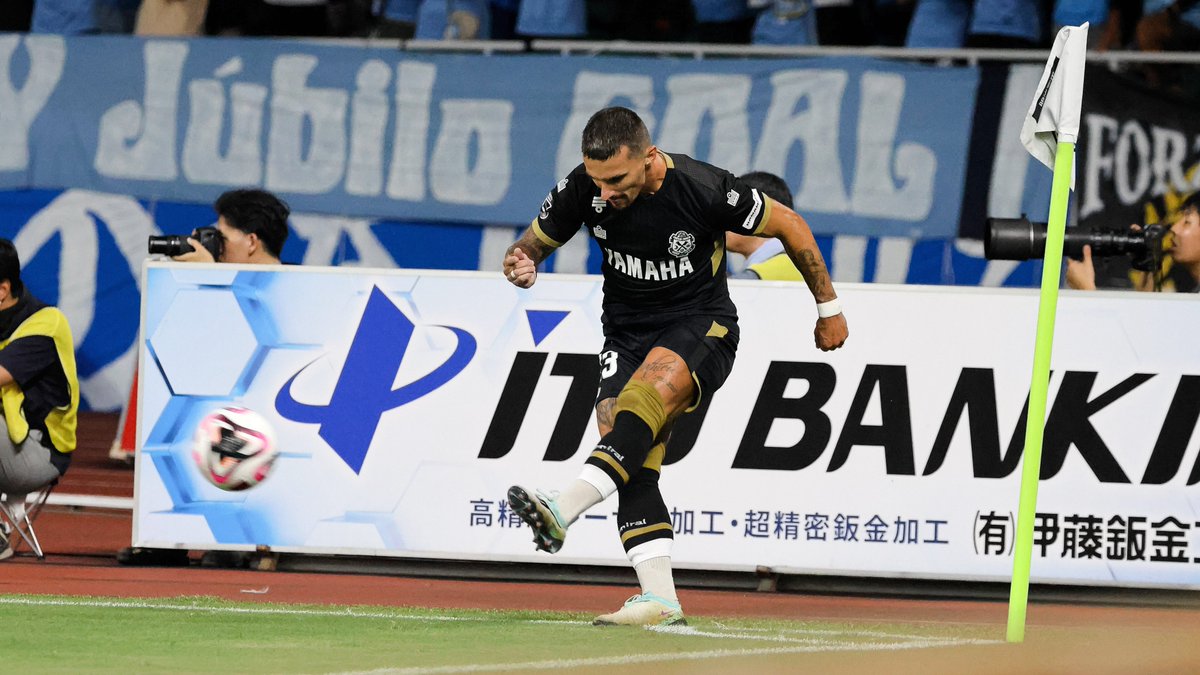 A_Zuoteng's tweet photo. #ジョルディ・クルークス 選手のCK
蹴った⚽が後ろの看板とコラボしている感じが…
青の感じも👍
#Jordy #Croux #jubilo #ジュビロ #伊藤鈑金工業 さん https://t.co/fvNPQy0G8i