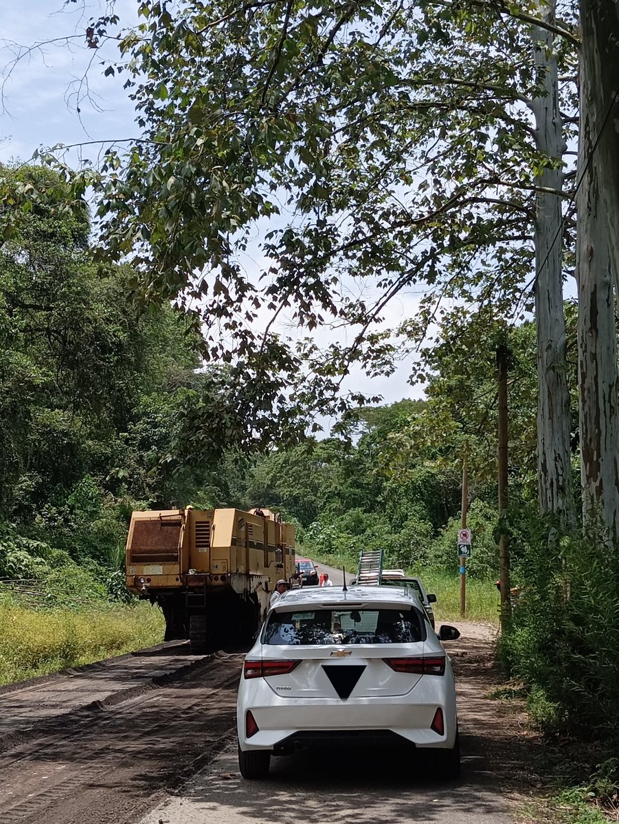 RealAleGarcia's tweet photo. @r0gal2 @SIOPVeracruz Hace unos días saqué está foto y personalmente lleve oficios en su momento tanto a la @SIOPVeracruz como a @legisver para que nos atendieran. Fue suma de voluntades porque no me cuelgo el milagrito, pero se logró y me da gusto. https://t.co/qWVHcffJH0