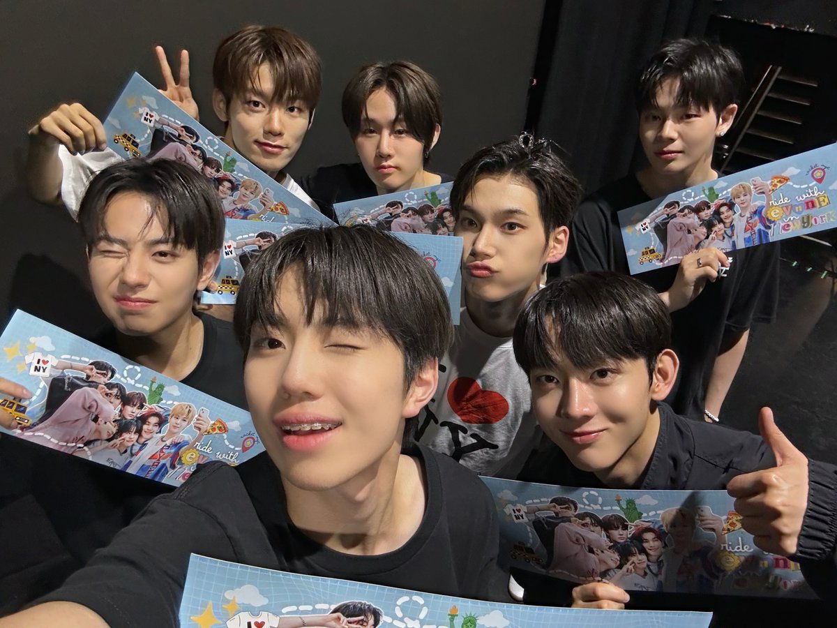 [📸]
240811
EVNNE SHOW[K]ASE TOUR IN AMERICAS ‘RIDE WITH EVNNE’ AT NEW YORK

이븐이들을 닮은 에너지 가득 엔브들 🖤
이븐엔브 같이 만들어가는 무대는 언제나 💯

#EVNNE #이븐
#EVNNEinNorthAmerica 
#RIDE_WITH_EVNNE_TOUR