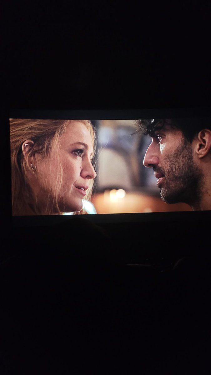 Icarusma's tweet photo. assisti hoje "É assim que acaba" e achei muito fiel ao livro, cada cena do Atlas com a lily foram impecáveis. 
e sem contar quando apareceu a visão da lily sobre as coisas que o Ryle fazia, quando ainda era apaixonada e depois passando a visão dela doq realmente aconteceu. https://t.co/ygyx06K1MP