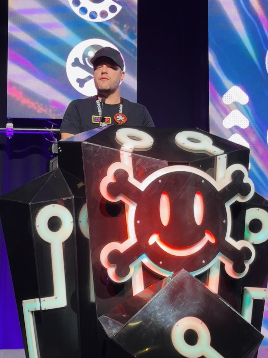 sɹǝɥʇɐǝɟʞɔɐןq tweet media