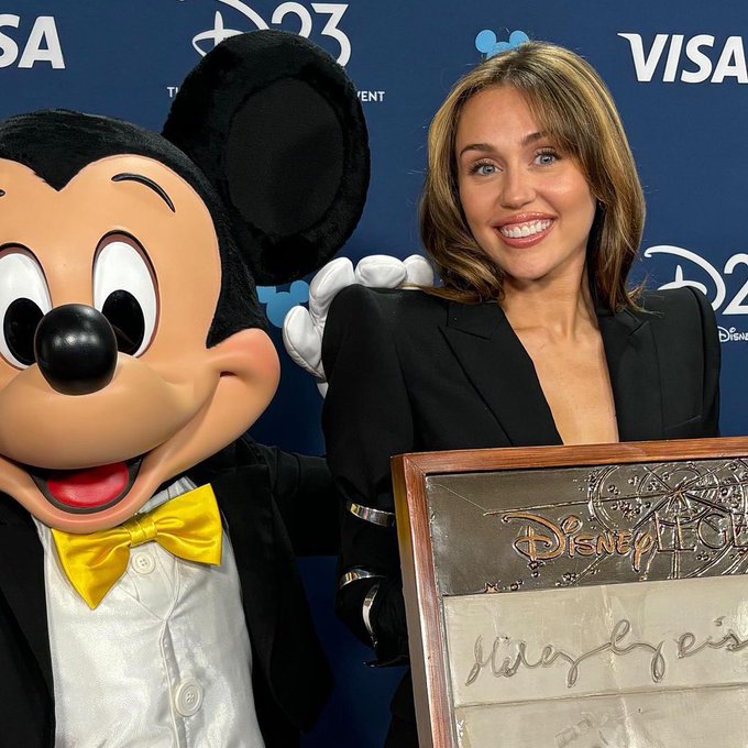a sus 16 cerraron disneyland para que miley lo celebre allí y a sus 31 acaba de ser nombrada leyenda disney 

ICÓNICA E INIGUALABLE