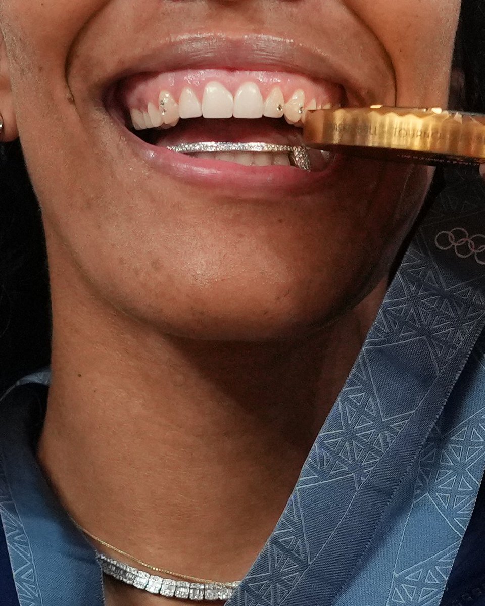 Diamonds and Gold for <a href="/_ajawilson22/">A'ja Wilson</a> 🧊🥇🇺🇸