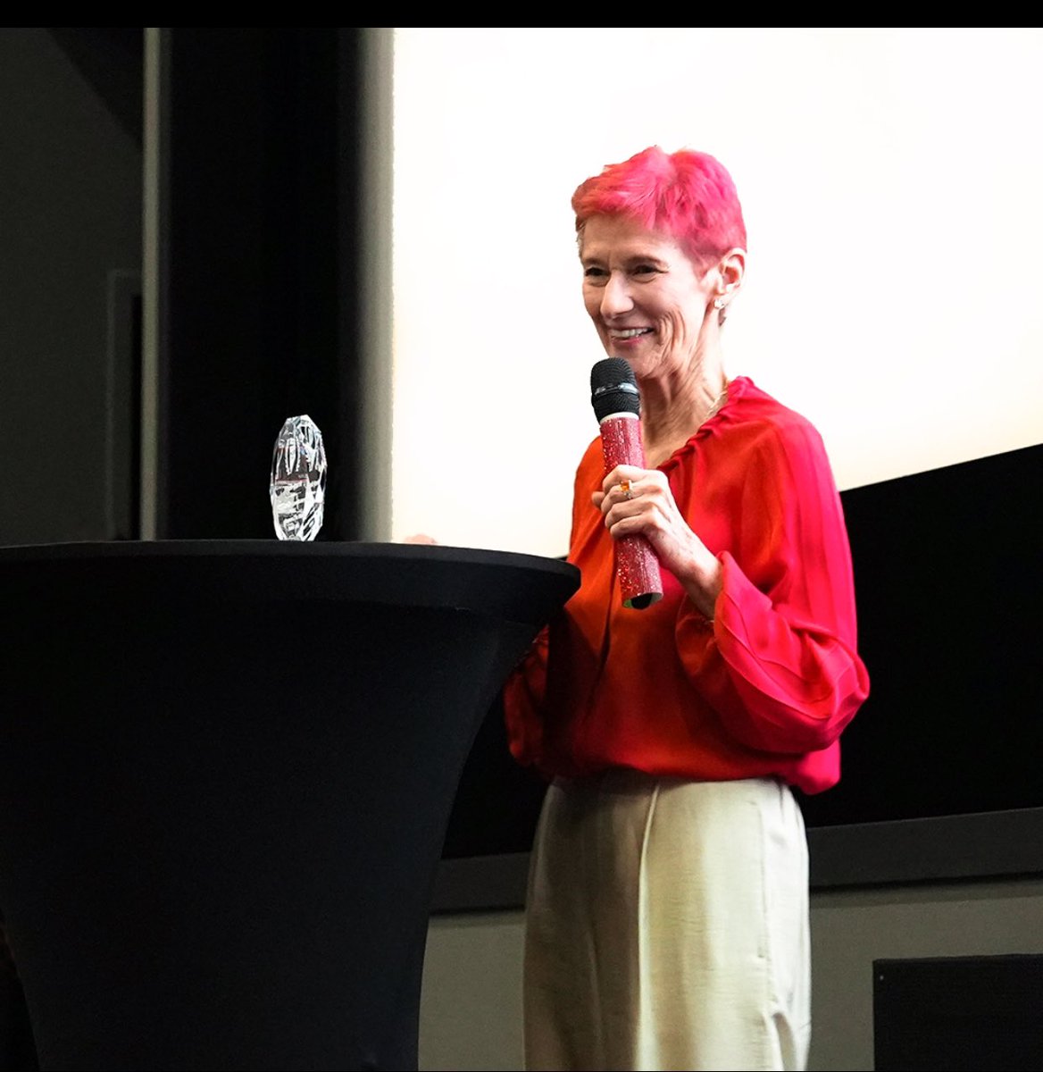 nwffest's tweet image. “This award, the very first Spirit of Community Arts Award given by Women in Film Nevada, is for philanthropist Beverly Rogers, in recognition of her courageous and tireless contributions to the Nevada film and arts community.” 💕

Full article nwffest.com/2024-femmy-awa…