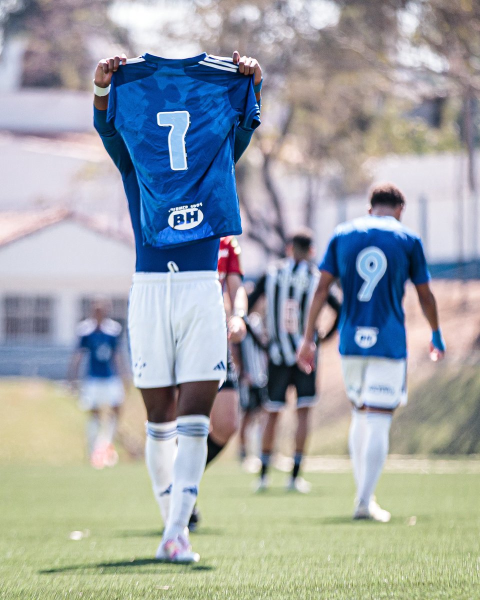 Muito feliz pelos dois gols, e pela vitória no clássico