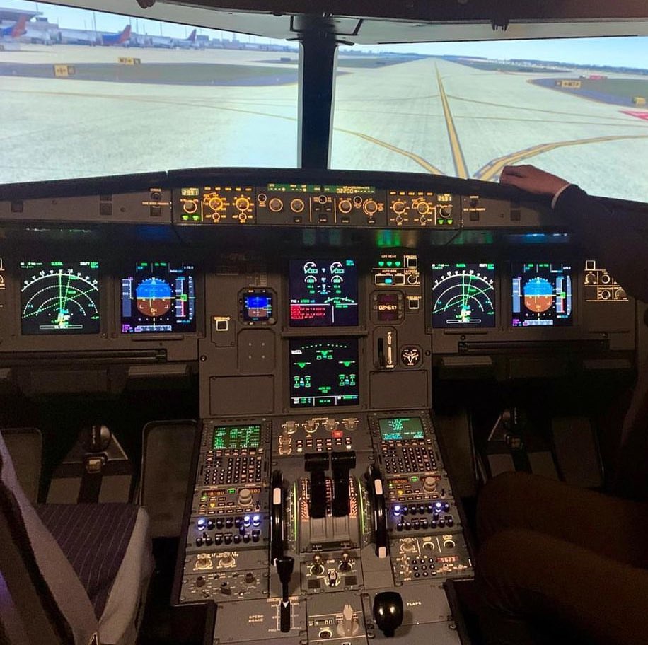 captwasan's tweet photo. اعظم إنجازي بعمر العشرين كوني صرتCAPTAIN WASAN IN THE SAME TIME INSTRUCTOR الحمدلله افضل سنه عشتها وحققت كل امنياتي فيها 
I’M NOT 20 ANYMORE,I’M 21🪷🥂✨
  so where I can find you  @flynas @RiyadhAir 😎 https://t.co/7t6hNcheC8