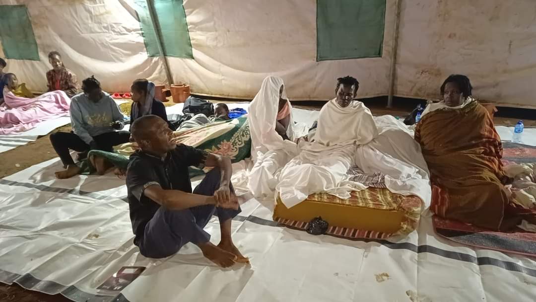 NkunyingiMuwad1's tweet photo. Spending the night in the TENT at Kiteezi Play Ground with our displaced people of Kiteezi. Listening to their saddening stories, undertstanding their challenges&amp;comforting them.Our efforts to mobolise more support for them are ongoing. 

MP KYADONDO EAST https://t.co/Z6XWHaYuL2