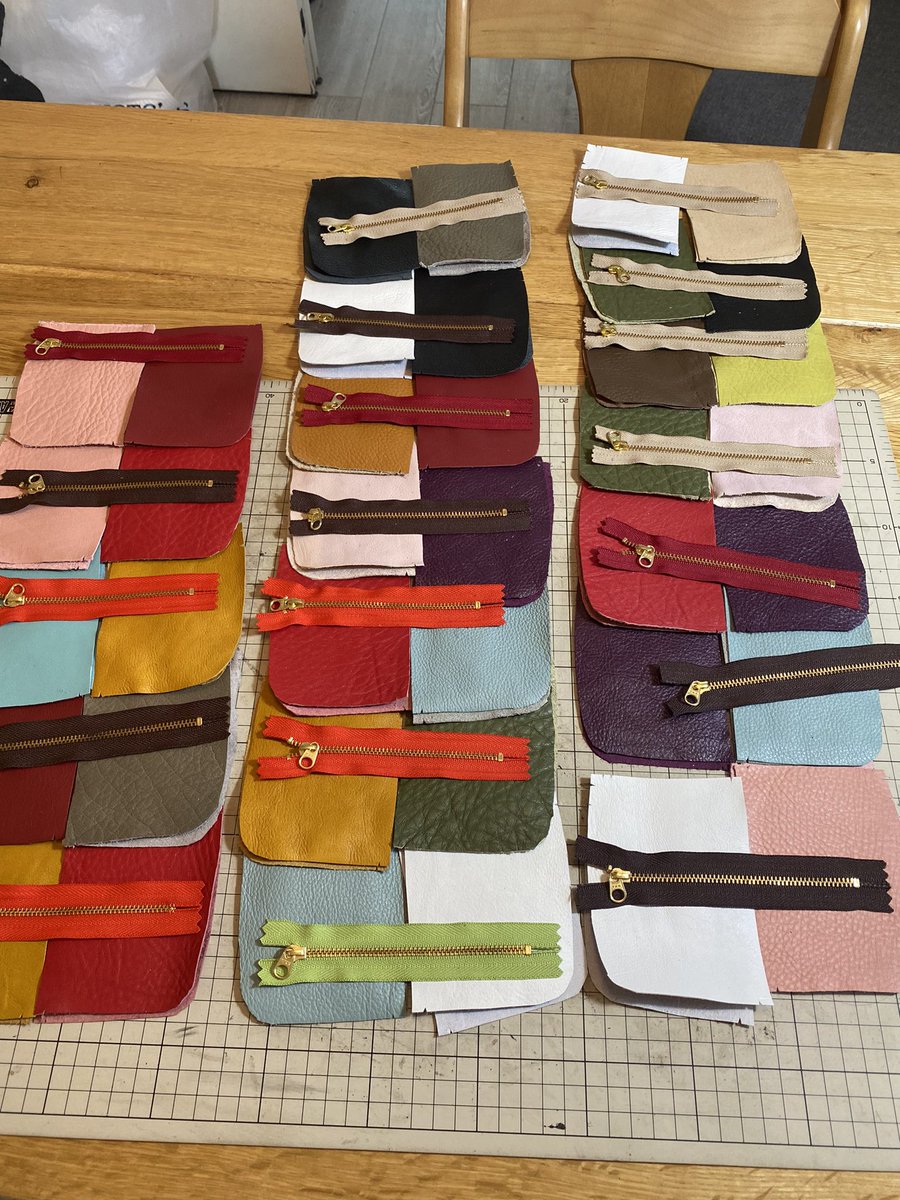 tete_bag's tweet photo. ポーチが完成して三本柱になった革継ぎ商品！サコッシュ→がま口→ポーチの順で革を消費します。
ポーチの後も考えたい https://t.co/TUcUBQLPcp