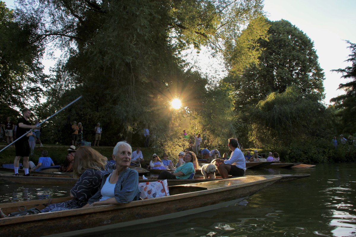 MadameFlora's tweet photo. A great evening performing #operaOnPunts @Cherwell_Boat with @OperaAnywhere https://t.co/xa7ZtmPbNb