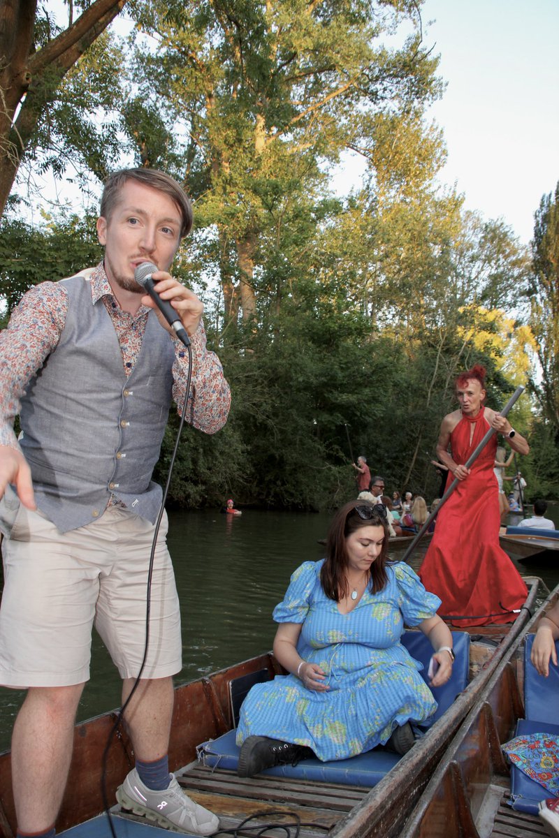 MadameFlora's tweet photo. A great evening performing #operaOnPunts @Cherwell_Boat with @OperaAnywhere https://t.co/xa7ZtmPbNb