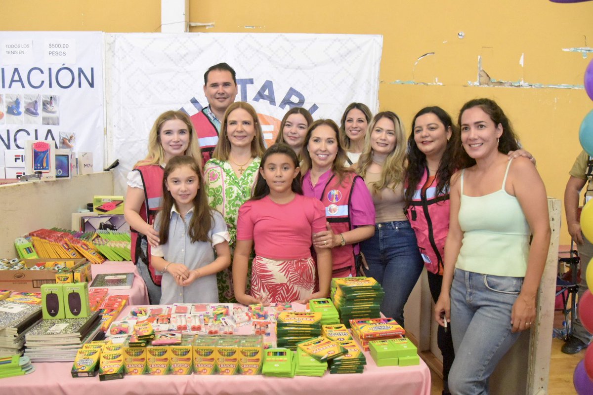 AdolfoSalazar_'s tweet photo. Hoy celebramos el primero de dos bazares escolares, atendiendo el compromiso del gobernador Alfonso Durazo de apoyar la economía de las familias en este regreso a clases. La educación es la base de un mejor futuro, y juntos estamos construyendo ese camino para nuestros hijos. https://t.co/X1zT2rJtwx