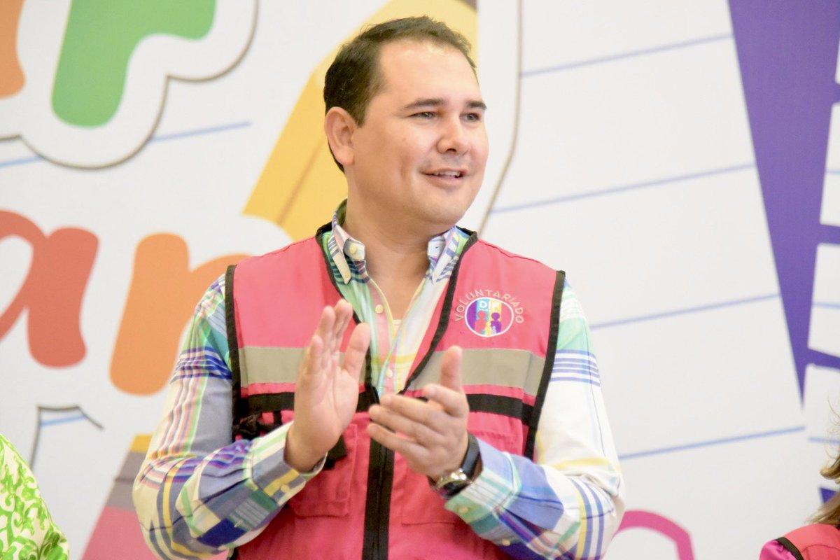 AdolfoSalazar_'s tweet photo. Hoy celebramos el primero de dos bazares escolares, atendiendo el compromiso del gobernador Alfonso Durazo de apoyar la economía de las familias en este regreso a clases. La educación es la base de un mejor futuro, y juntos estamos construyendo ese camino para nuestros hijos. https://t.co/X1zT2rJtwx