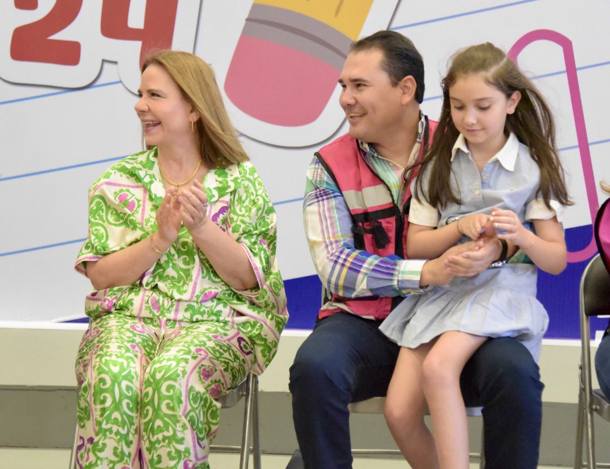 AdolfoSalazar_'s tweet photo. Hoy celebramos el primero de dos bazares escolares, atendiendo el compromiso del gobernador Alfonso Durazo de apoyar la economía de las familias en este regreso a clases. La educación es la base de un mejor futuro, y juntos estamos construyendo ese camino para nuestros hijos. https://t.co/X1zT2rJtwx