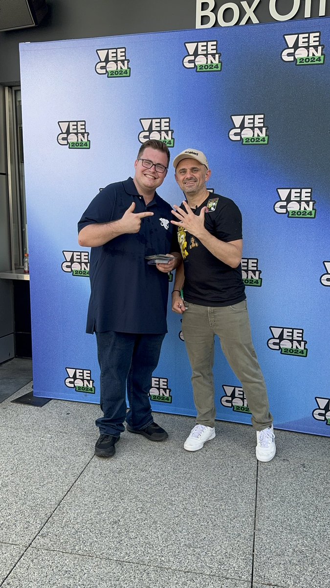 TuskSauce's tweet photo. It was great to have a chance to meet GaryVee at Veecon! Don’t forget we have the blueberry hot sauce for you! @garyvee #VeeCon2024 #VeeCon #tusksauce #tusk #tusksauce #hotsauce #LosAngeles https://t.co/KAFFgp530x