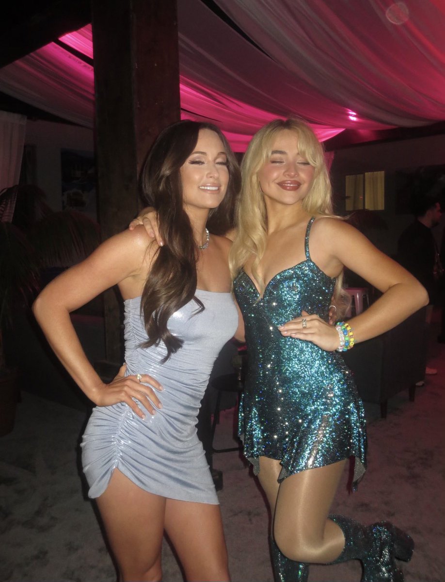 UpdatesBrinaBR's tweet image. Sabrina Carpenter e Kacey Musgraves nos bastidores do #OutsideLands! 🩵