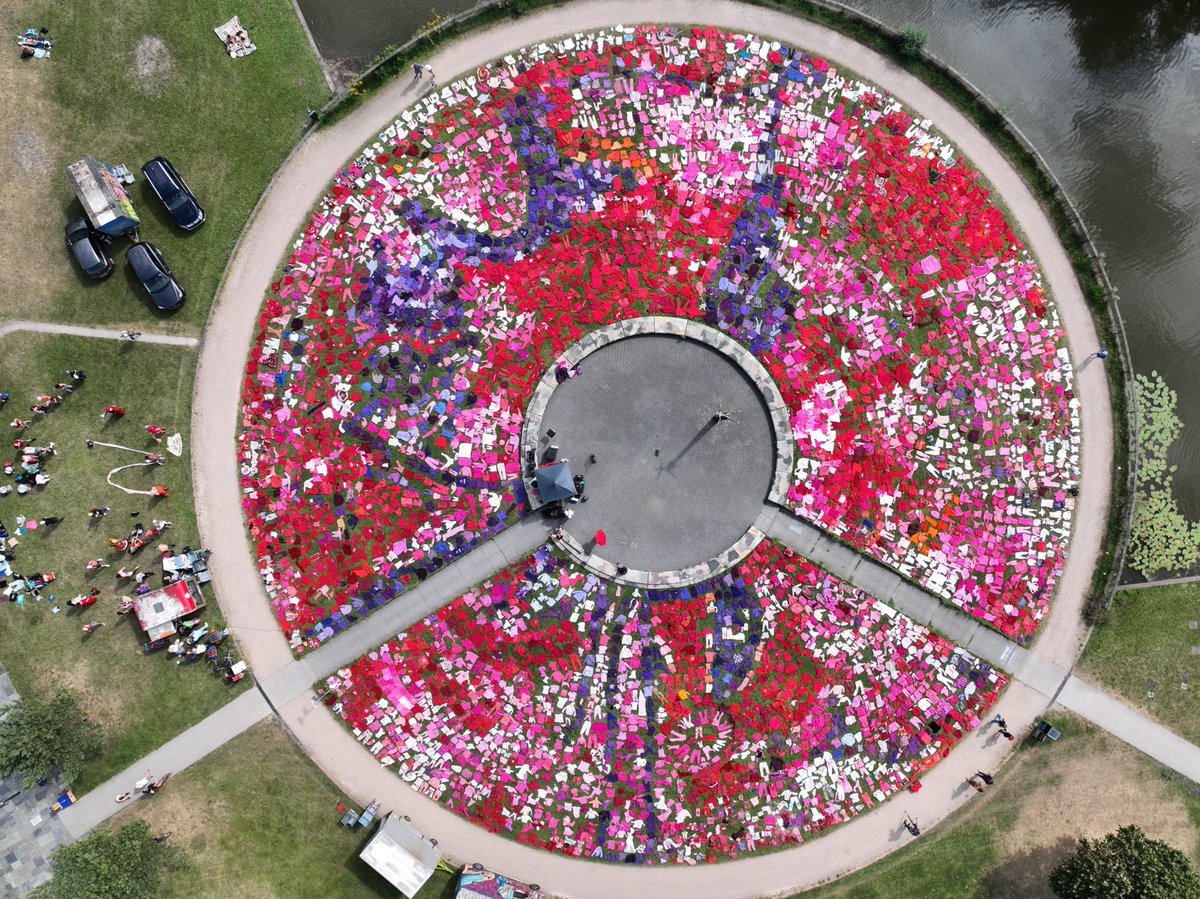 cirkel van kleding, griftpark Utrecht. Iedereen bedankt! foto: Albert Kok.