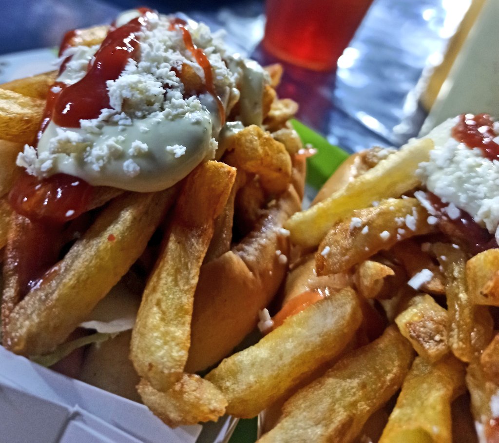 Frederickperezr's tweet photo. Cómo es que un combito de perritos de dólar con papas fritas a las 4am puede hacer tan feliz a la gente... 😍 https://t.co/FUUqxHx7j9