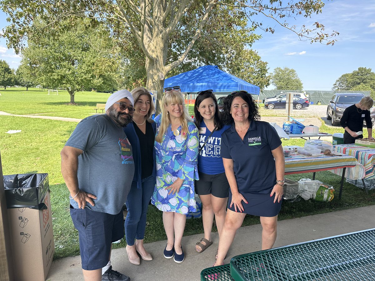 Muth4PA's tweet photo. Chester County is ALL IN for @KamalaHarris, @Tim_Walz and Democrats up and down the ticket!  It was a packed house with a lot of new and energized faces at the @CentralChesDems picnic in E. Brandywine this afternoon. 💪🏽 https://t.co/uCTYg7py11